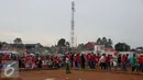 Sejumlah orang memadati Stadion Pakansari untuk menonton final leg pertama Piala AFF 2016, Bogor, Rabu (14/12). Walau di guyur hujan, pendukung tetap datang untuk menyaksikan Tim Nasional Indonesia bertanding. (Liputan6.com/Johan Tallo)