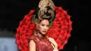 Keberagaman etnis di Kota Semarang termasuk Tiong Hoa menginspirasi sang desainer, Anne Avantie, pada desain kebayanya kali ini. Kebaya rancangannya tampak menyatu dalam harmoni. (Andy Masela/Bintang.com)