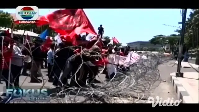 Ratusan mahasiswa dan petani yang tergabung dalam Aliansi Tani Jawa Timur berunjuk rasa menolak RUU Pertanahan yang dinilai merugikan rakyat, di depan Gedung DPRD Jawa Timur.