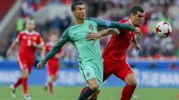 Bintang Portugal, Cristiano Ronaldo, berebut bola dengan bek Rusia, Viktor Vasin, pada laga penyisihan grup Piala Konfederasi di Stadion Spartak, Rusia, Rabu (21/6/2017). (EPA/Mario Cruz)