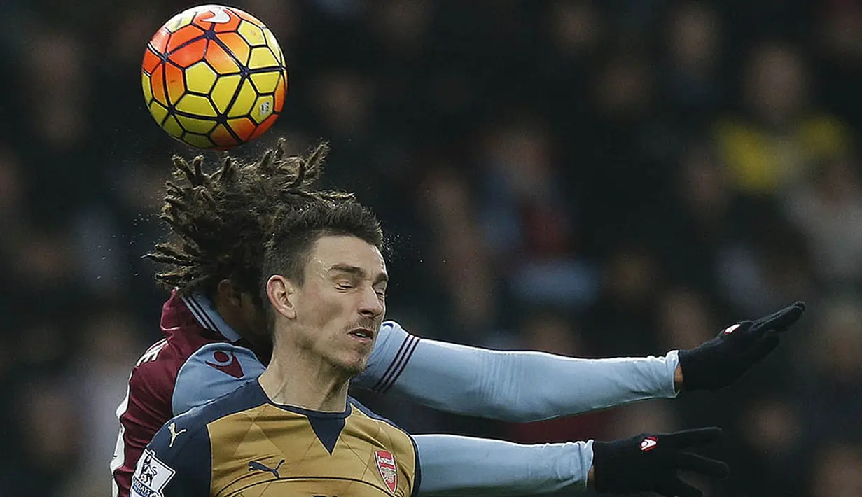 Bek Arsenal, Laurent Koscielny duel udara dengan pemain Aston Villa, Rudy Gestede, pada laga Liga Premiere Inggris di Stadion Villa Park, Inggris, Minggu (13/12/2015). (AFP/Adrian Dennis)