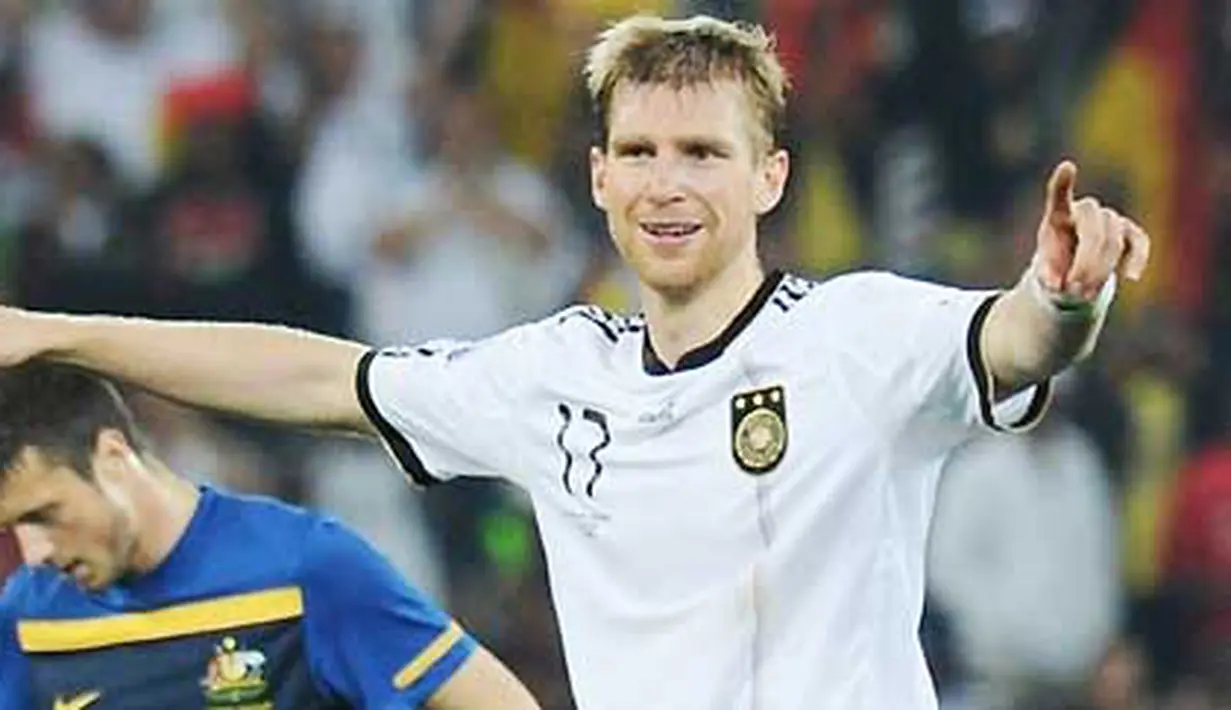 Kegembiraan bek Jerman Per Mertesacker seusai kemenangan 4-0 atas Australia di laga perdana penyisihan Grup D PD 2010 di Moses Mabhida Stadium, Durban, 13 Juni 2010. AFP PHOTO / CARL DE SOUZA 