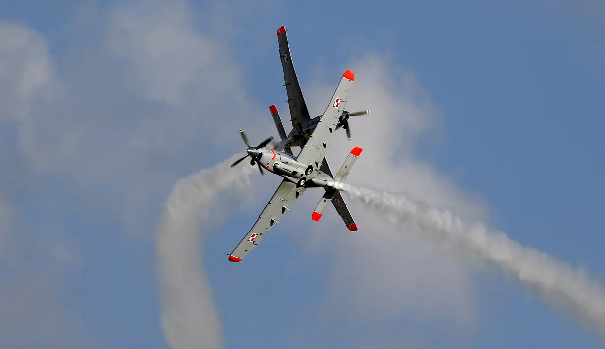 Orlik Aerobatic Team dari Angkatan Udara Polandia beraksi mengeluarkan asap saat acara Malta Internasional Airshow 2015 di Bandara Internasional Malta, Valletta, Minggu (27/9). (REUTERS/Darrin Zammit Lupi)