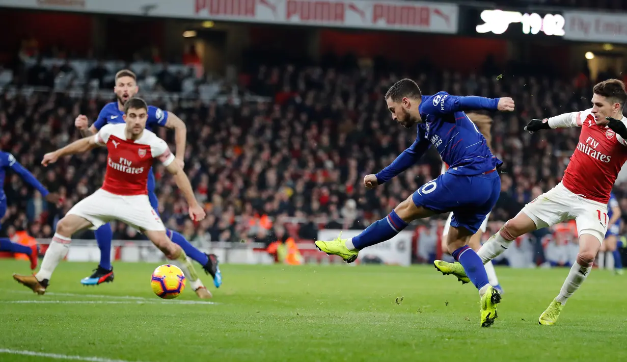 Gelandang Chelsea, Eden Hazard berusaha mengumpan bola saat bertanding melawan Arsenal pada lanjutan Liga Inggris di stadion Emirates di London (19/1). Arsenal menang 2-0 atas Chelsea. (AP Photo/Frank Augstein)