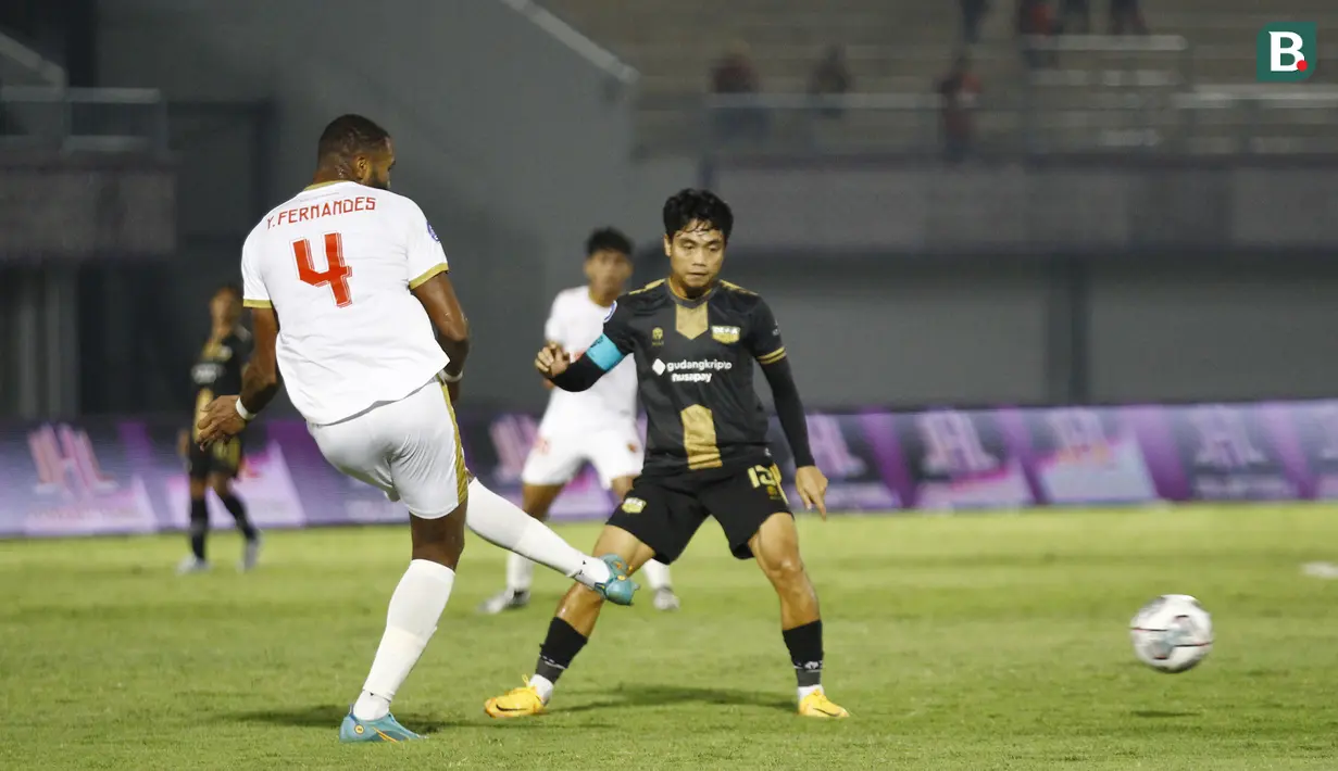 Pemain PSM Makassar, Yuran Fernandes (kiri) melepaskan umpan di depan pemain Dewa United FC, Rangga Muslim saat laga pekan ke-10 BRI Liga 1 2022/2023 antara Dewa United FC melawan PSM Makassar di Stadion Indomilk Arena, Tangerang, Kamis (15/9/2022). (Bola.com/Muhammad Aldiansyah)
