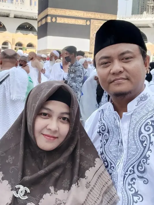 <p>Sama dengan Lili Herlina, kini Lusiana Safara tampil berhijab. Ia sering membuat konten di YouTube bersama sang suami. [Foto: instagram.com/lusianasafara_real]</p>