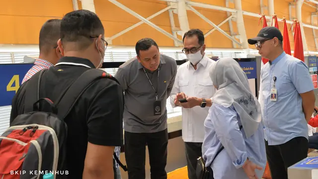Menteri Perhubungan Budi Karya Sumadi mengecek kesiapan layanan LRT Jabodebek Selasa (22/8/2023). Ia mengatakan bahwa Stasiun LRT Cikoko akan sangat ramai karena merupakan perlintasan antar moda seperti Transjakarta dan KRL Jabodetabek. (Dok Kemenhub)