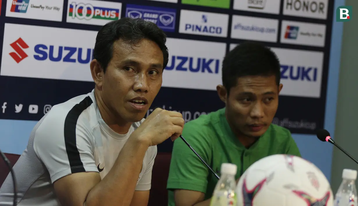 Pelatih Timnas Indonesia, Bima Sakti, menjawab pertanyaan saat jumpa pers di Stadion Rajamangala, Bangkok, Jumat (16/11). Indonesia akan melawan Thailand pada laga Piala AFF 2018. (Bola.com/M. Iqbal Ichsan)