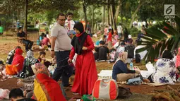 Sejumlah warga menikmati suasana libur lebaran di Taman Margasatwa Ragunan (TMR), Jakarta, Kamis (6/6/2019). Setidaknya sebanyak 49.394 warga Ibu Kota dan sekitarnya mengisi libur Lebaran bersama keluarga dengan mengunjungi destinasi liburan murah meriah tersebut. (Liputan6.com/Immanuel Antonius)