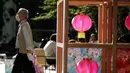 Seorang pria yang mengenakan masker pelindung untuk membantu mengekang penyebaran virus corona COVID-19 berjalan di Tokyo, Jepang, Senin (12/10/2020). Tokyo mengonfirmasi lebih dari 70 kasus COVID-19 pada hari Senin. (AP Photo/Eugene Hoshiko)