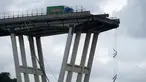 Sebuah truk berada di atas jembatan Morandi, dekat dengan bagian jalan layang yang runtuh, di Genoa, italia, Rabu (14/8). Insiden ambrolnya jembatan itu menyebabkan35 orang tewas dan mobil-mobil jatuh dari ketinggian sekitar 200 meter. (AFP/Valery HACHE)