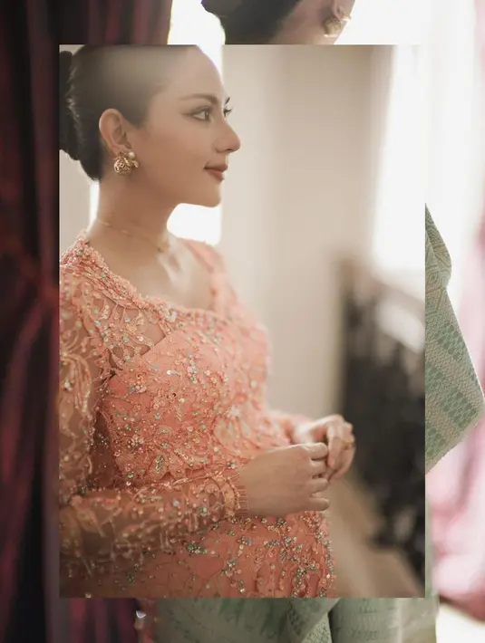 Lagi-lagi Jessica Mila tampil menawan saat acara Mambosuri dengan makeup cerah bernuansa coral. Rambutnya ditata elegan dengan braided bun dan headpiece [@jscmila]