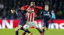 Striker PSV Eindhoven, Jurgen Locadia, berusaha melewati hadangan bek sayap Atletico Madrid, Juanfran. Atletico juga memiliki peluang mencetak gol lebih banyak yaitu enam kali tendangan ke arah gawang. (Reuters/Michael Kooren)