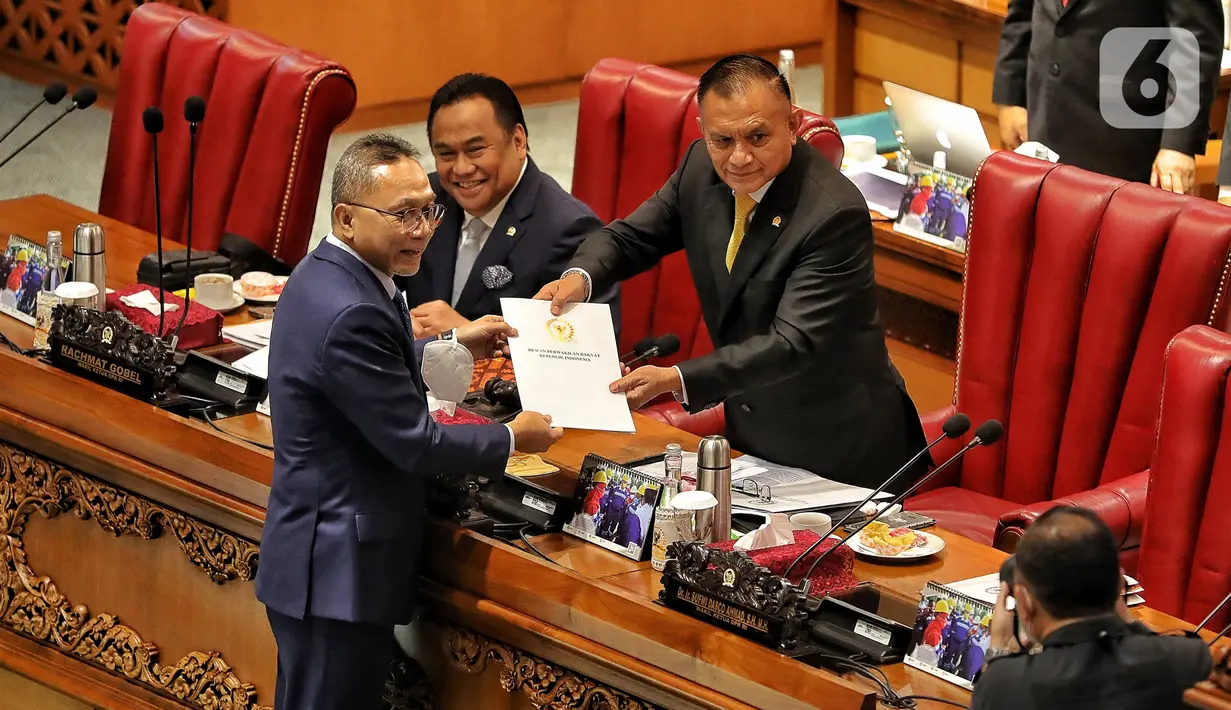 Menteri Perdagangan Zulkifli Hasan (kiri) menyerahkan laporan pemerintah terkait persetujuan kemitraan ekonomi komprehensif regional kepada Wakil Ketua DPR Lodewijk Freidrich Paulus saat rapat paripurna DPR ke-3 masa persidangan I tahun 2022-2023 di Kompleks Parlemen, Senayan, Jakarta, Selasa (30/8/2022). Rapat tersebut beragenda pengambilan keputusan RUU tentang Pengesahan Regional Comprehensive Economic Partnership Agreement (Persetujuan Kemitraan Ekonomi Komprehensif Regional) serta pengambilan keputusan RUU tentang Pegesahan Perjanjian Kemitraan Ekonomi Komprehensif antara Pemerintah Indonesia dengan Pemerintah Korea. (Liputan6.com/Angga Yuniar)