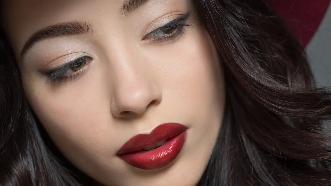 Perpaduan Merah Ceri dan Cokelat yang Bikin Bibir Terlihat Manis