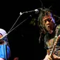 Pria berambut dreadlock itu terlihat menari tiada henti sejak lagu pertama di konser "Menjemput Mimpi", Jakarta, Jumat (31/5/14). (Liputan6.com/Faisal R Syam)