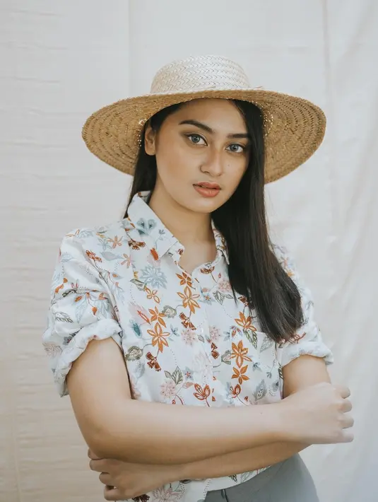 Mengenakan kemeja putih motif bunga dan topi jerami yang lebar, memes tampil santai. Pelantun lagu 'Sampai Kapan' ini terlihat sangat enjoy dengan penampilannya. Tak heran karirnya semakin menanjak dengan segala talentanya yang menjanjikan. (Liputan6.com/IG/@memes_prameswari)