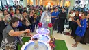Umat Buddha menuangkan air di atas patung Buddha saat perayaan Hari Raya Waisak di Vihara Buddha Sakyamuni di Banda Aceh pada 4 Juni 2023. (AFP/CHAIDEER MAHYUDDIN)