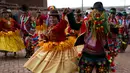 Sejumlah warga berpasang-pasangan menari saat karnaval Anata Andina (Andean karnaval) di Caquiaviri, Bolivia, Selasa (17/1). Perayaan tersebut digelar selama empat hari di Provinsi Caquiaviri. (AP Photo/Juan Karita)