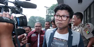 Merasa dirugikan oleh pihak label, grup musik Kangen Band didampingi kuasa hukumnya melaporkan ke polisi. Selasa (3/10/2017) Andika cs didampingi pengacaranya melaporkan pihak label. (Deki Prayoga/Bintang.com)