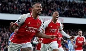 Pemain Arsenal Gabriel Jesus (kiri) melakukan selebrasi usai mencetak gol ke gawang Brighton dan Hove Albion pada pertandingan sepak bola Liga Inggris di Emirates Stadium, London, Inggris, Minggu (17/12/2023). Arsenal memetik kemenangan 2-0 setelah sebelumnya selalu tumbang pada tiga pertemuan di kandang sendiri. (AP Photo/Ian Walton)