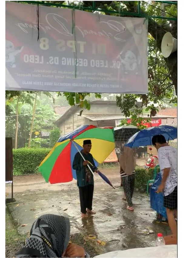 6 Potret Kocak Warga Datang Nyoblos ke TPS, Ada yang Pakai Kostum Superhero