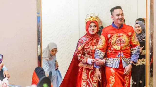 Pasangan di Malysia Gunakan Gaun dan Tunik dari China