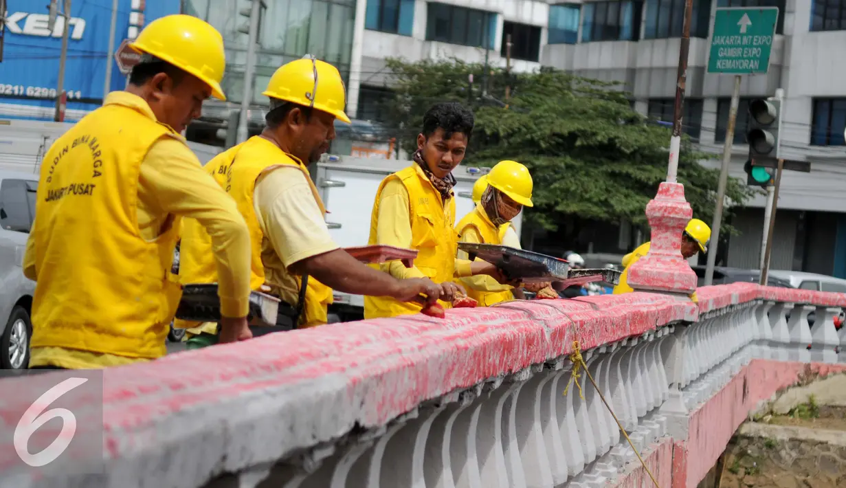 Sejumlah pekerja melakukan pengecatan Jembatan Merah di Jalan Pangeran Jayakarta, Jakarta, Selasa (27/12). Perawatan Jembatan dilakukan di sejumlah wilayah ibukota dan untuk memberikan kenyamanan bagi pengguna jembatan. (Liputan6.com/Gempur M. Surya)