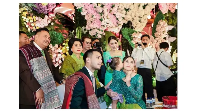 6 Potret Syukuran Baptisan Kyarra Anak Jessica Mila, Tampil Kompak Berkebaya Hijau