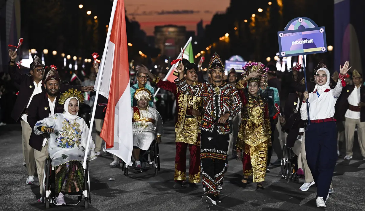 Kontingen Indonesia mengenakan ragam busana Nusantara saat mengikuti upacara pembukaan Pralimpiade Paris 2024 yang berlangsung di jalan raya ikonis Kota Paris, Place de la Concorde, Paris, Prancis, Rabu (28/08/2024) waktu setempat. (AFP/Pool/Julien De Rosa)