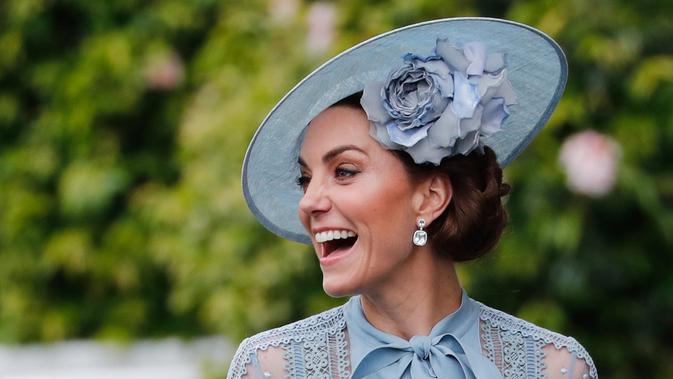 Duchess of Cambridge Kate Middleton mengenakan topi atau fascinator unik dengan bunga saat menghadiri ajang pacuan kuda Royal Ascot di Ascot, Inggris, Selasa (18/6/2019). Royal Ascot menjadi ajang bagi wanita Inggris untuk tampil dengan fascinator unik. (AP Photo/Alastair Grant)
