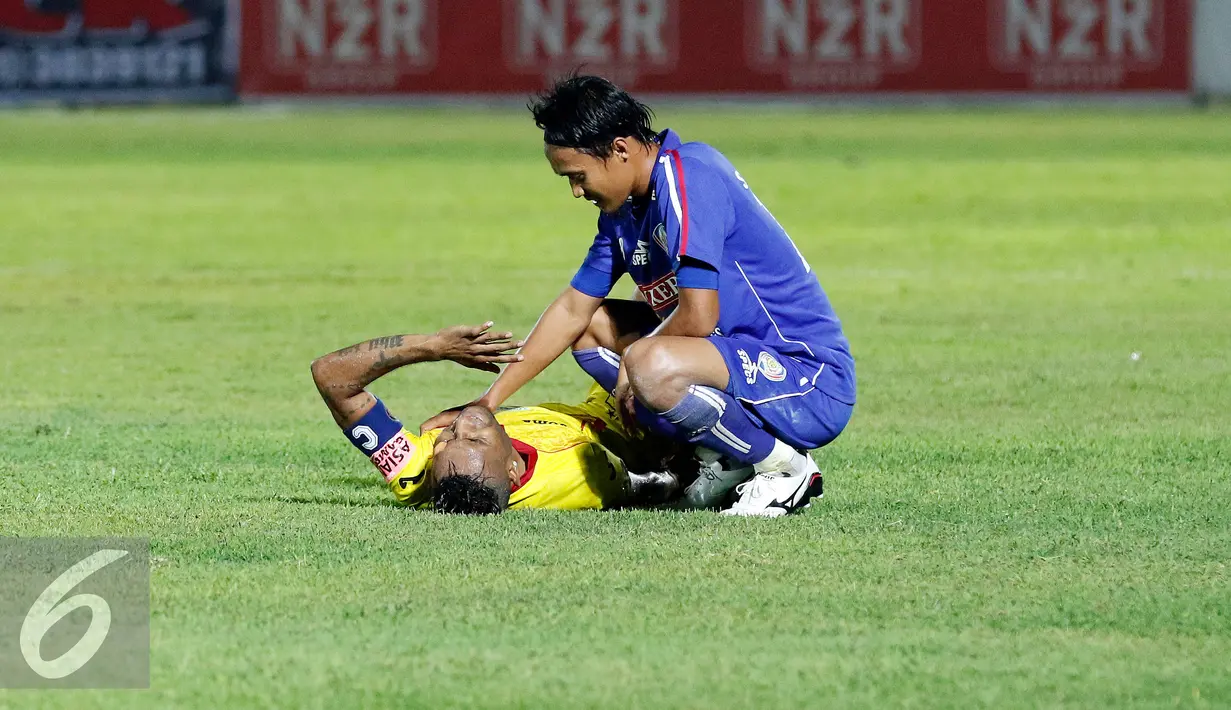 Pemain Sriwijaya FC, Titus Bonai terkapar saat Semifinal Piala Presiden 2015 melawan Arema Cronus, Malang, Sabtu (3/10/2015). Pertandingan berakhir imbang dengan skor 1-1. (Liputan6.com/Yoppy Renato)