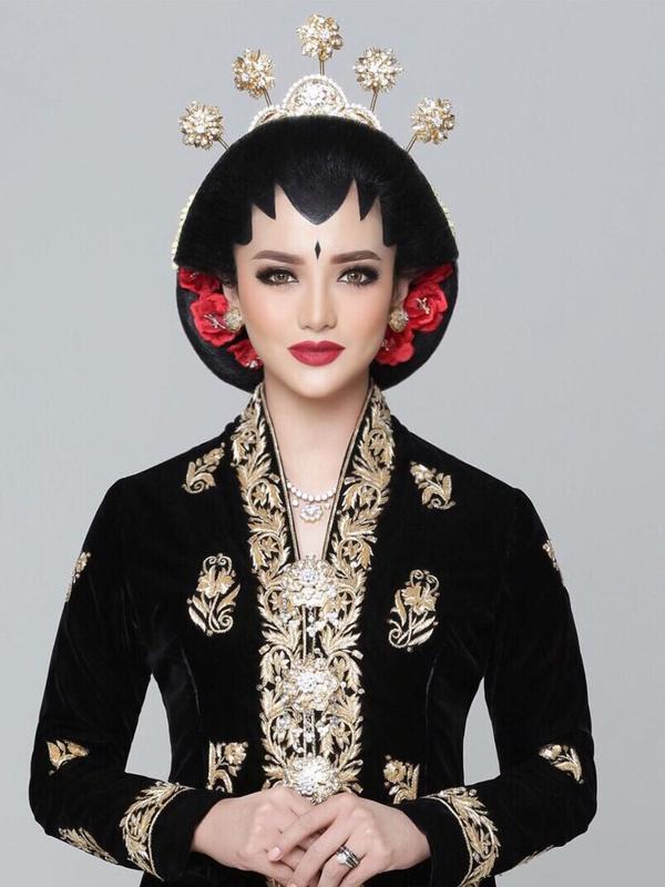 Selebriti tampil bergaya pengantin Jawa (Sumber: Instagram/bennusorumba)