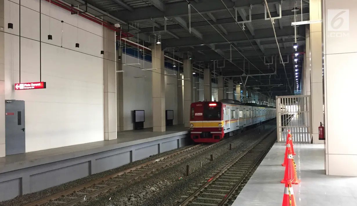 Kereta KRL melintas di Stasiun Sudirman Baru, Jakarta, Rabu (7/2). Longsor yang terjadi pada underpass di Jalan Perimeter Selatan Bandara Soekarno-Hatta membuat operasional kereta bandara harus dihentikan. (Liputan6.com/Immanuel Antonius)