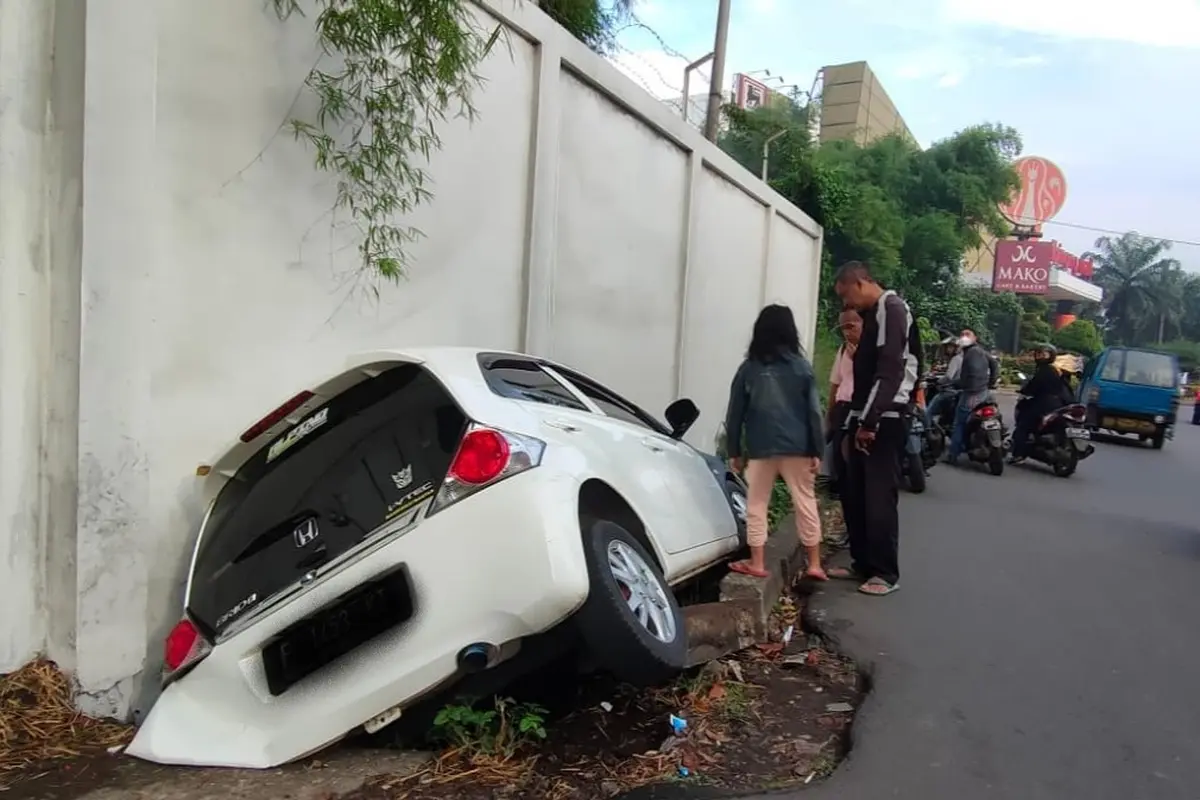 Kaget Melihat Cicak, Mobis Wanita di Bogor Ini Terperosok