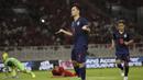 Gelandang Thailand, Supachok Sarachat, merayakan gol ke gawang Timnas Indonesia pada laga Kualifikasi Piala Dunia 2022 di SUGBK, Jakarta, Selasa (10/9). Indonesia kalah 0-3 dari Thailand. (AFP/Vitalis Yogi Trisna)
