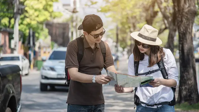 Tips Local Traveling di Negeri Orang (photo by freepik.com)