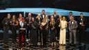 Pemain Spanyol, Aitana Bonmati (tengah) dan para pemenang pada acara Best FIFA Football Awards 2023 berfoto bersama di Eventim Apollo, Hammersmith, London, Senin (15/01/2024) waktu setempat. (AFP/Adrian Dennis)