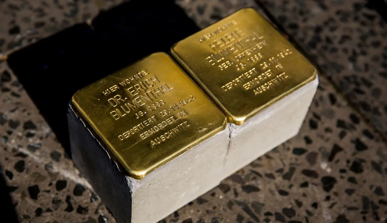 Stolpersteine merupakan peringatan "batu-batu sandungan“ yang disisipkan dalam posisi datar ke trotoar. Berdiameter 10 x 10 cm, di bagian atasnya ada sebuah plat logam yang memuat nama, tahun kelahiran dan petunjuk atas deportasi. (REUTERS/Thomas Peter)