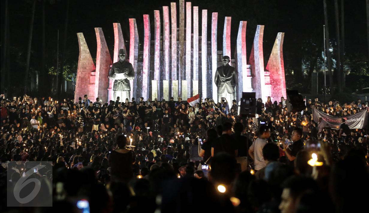 Ribuan pendukung Ahok menggelar acara Malam Solidaritas atas Matinya Keadilan di Tugu Proklamasi, Jakarta (10/05). Massa datang untuk bersimpati kepada Ahok karena dihukum kurungan penjara dua tahun. (Liputan6.com/Faizal Fanani)