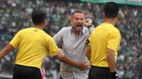 Pelatih Madura United, Dejan Antonic, tampak meluapkan kekesalan kepada wasit yang berimbas kepada kartu merah kepadanya dalam laga kontra Persebaya Surabaya di leg petama semifinal Piala Presiden 2019 yang digelar di Stadion Gelora Bung Tomo, Surabaya, Rabu (3/4/2019). (Bola.com/Aditya Wany)
