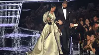 Drake menggandeng Rihanna saat turun dari atas panggung usai menerima penghargaan Michael Jackson Video Vanguard Award di ajang MTV VMA 2016, New York, AS, (28/8). (AFP PHOTO/ Jason Kempin)