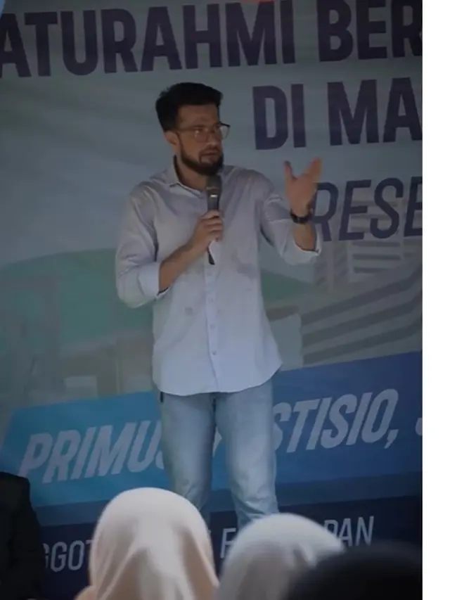 Pilih Naik KRL ke Gedung DPR, Ini 6 Potret Primus Yustisio saat Kunjungan Kerja