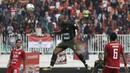 Striker PS Tira Persikabo, Loris Arnaud, menyundul bola saat menghadapi Persija Jakarta pada laga Shopee Liga 1 di Stadion Pakansari, Bogor, Selasa (16/7). Tira menang 5-3 atas Persija. (Bola.com/Yoppy Renato)