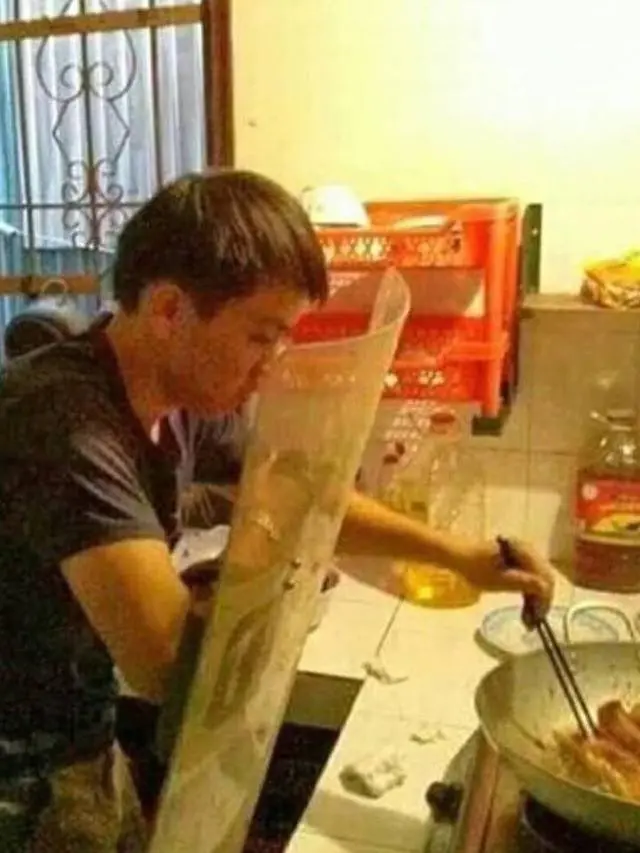 6 Aksi Cowok Bak Perang Saat Masak Ini Nyeleneh, Bikin Ngakak