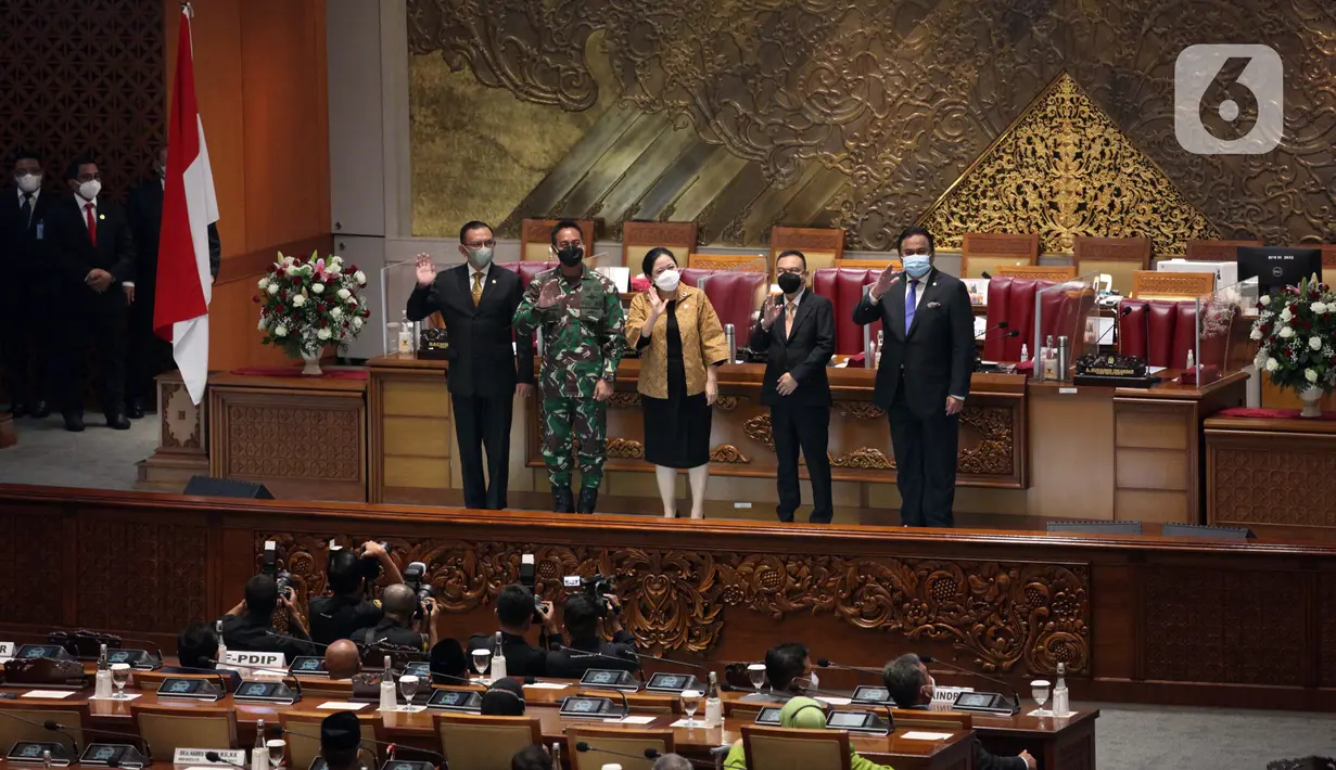 Ketua DPR Puan Maharani (tengah), Wakil Ketua DPR Lodewijk F. Paulus (kiri), Sufmi Dasco Ahmad (kedua kanan), Rachmat Gobel (kanan) serta calon Panglima TNI Jenderal TNI Andika Perkasa foto bersama usai Sidang Paripurna di Kompleks Parlemen, Jakarta, Senin (8/11/2021). (Liputan6.com/Johan Tallo)