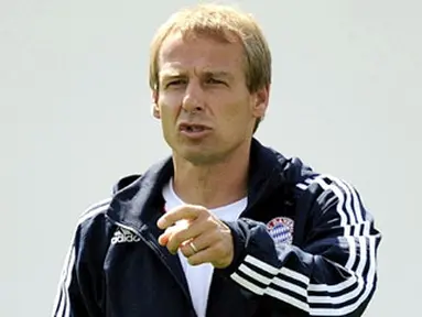 FC Bayern Munich&#039;s new coach Juergen Klinsmann gestures during his first day of training at the club on June 30, 2008 in the southern German city of Munich. AFP PHOTO DDP / OLIVER LANG