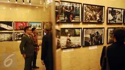 Pengunjung melihat-lihat hasil liputan pewarta foto Rusia, Andrey Stenin di Russian Center for Science and Culture, Jakarta, Selasa (22/12/2015). Andrey Stenin gugur di Timur Ukraina pada Agustus 2014 lalu. (Liputan6.com/Helmi Fithriansyah)