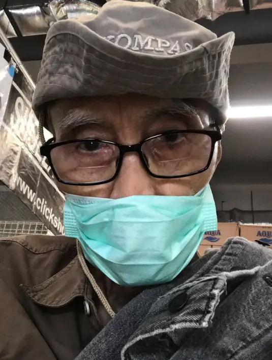 Karya pertama dari laki-laki kelahiran 1940 ini berupa kumpulan puisi berjudul Dukamu Abadi. Sejak saat itu, Sapardi tak berhenti berkarya dan berbagi ilmu, mengingat ia pernah mengajar di sejumlah universitas di Indonesia. (Instagram/damonosapardi)