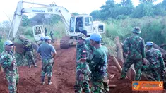 Citizen6, Kongo: Perbaikan jembatan kayu dan menambal jalan berlobang yang menghubungkan kota Dungu dan Faradje dalam rangka mendukung pelaksanaan tugas-tugas MONUSCO, khususnya di wilayah kerja Brigade Ituri. (Pengirim: Badarudin Bakri)